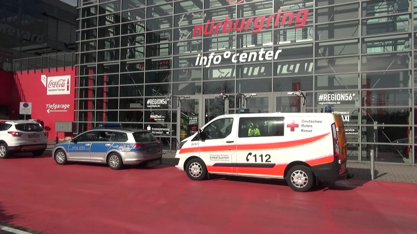Großeinsatz am Nürburgring. Ein Mann hatte sich in dem Gebäude verschanzt. (Foto: SWR, Winkler TV)