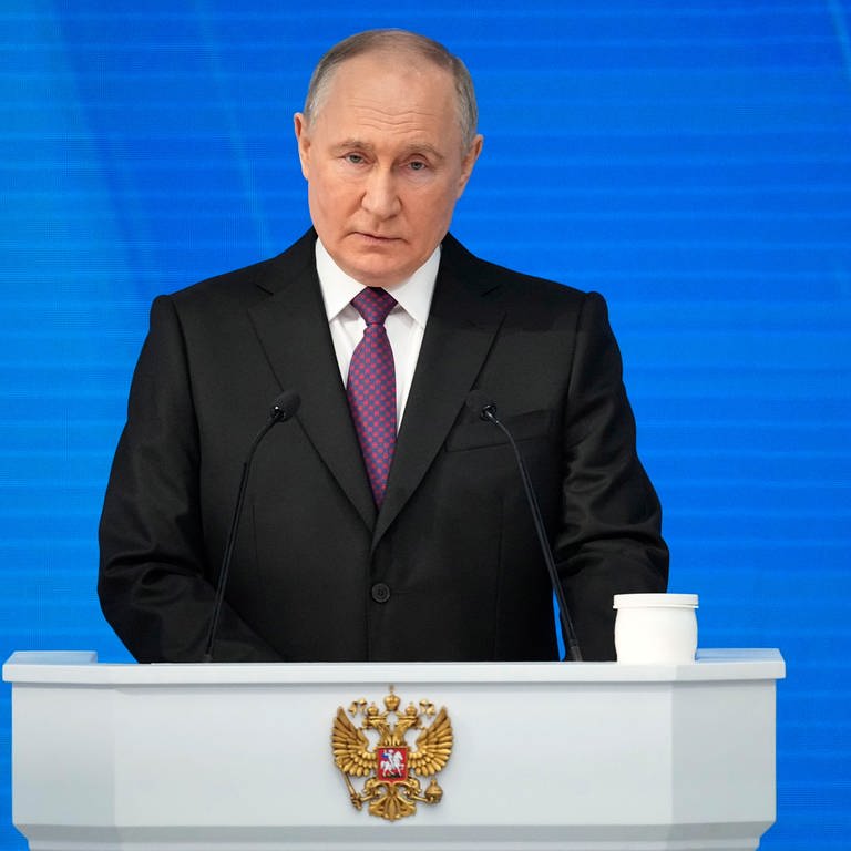 Wladimir Putin, Präsident von Russland, hält seine Rede zur Lage der Nation in Moskau. Er hat dem Westen mit Atomwaffen gedroht. (Foto: dpa Bildfunk, picture alliance/dpa/AP | Alexander Zemlianichenko)