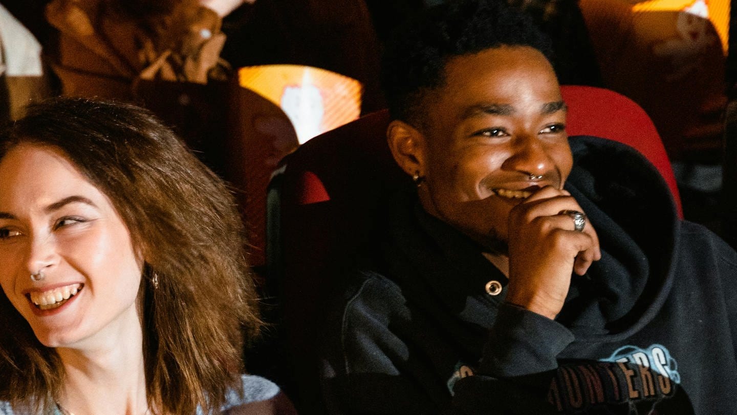Symbolbild: Jugendliche sitzen im Kino. (Foto: Pexels/Tima Miroshnichenko)