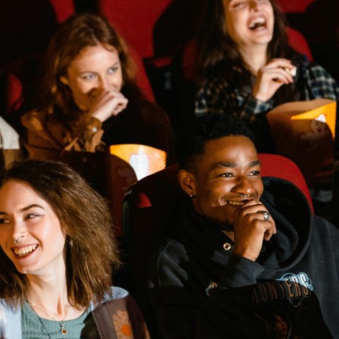 Symbolbild: Jugendliche sitzen im Kino. (Foto: Pexels/Tima Miroshnichenko)