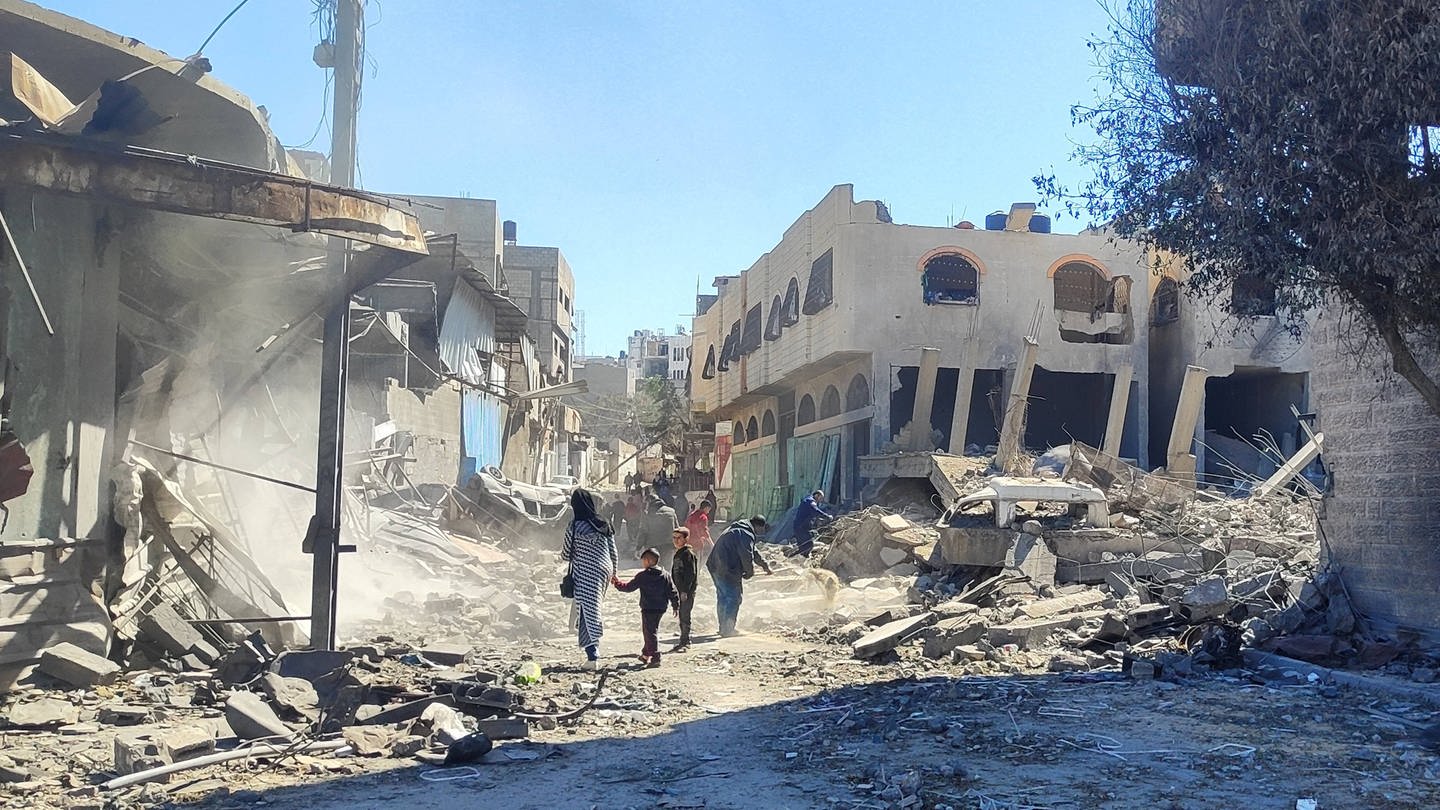 Menschen inspizieren Schäden und bergen Gegenstände aus ihren Häusern nach israelischen Luftangriffen im Viertel Al-Zaytoun. Menschen inspizieren Schäden und bergen Gegenstände aus ihren Häusern nach israelischen Luftangriffen im Viertel Al-Zaytoun in Gaza-Stadt. (Foto: IMAGO, IMAGO / APAimages)