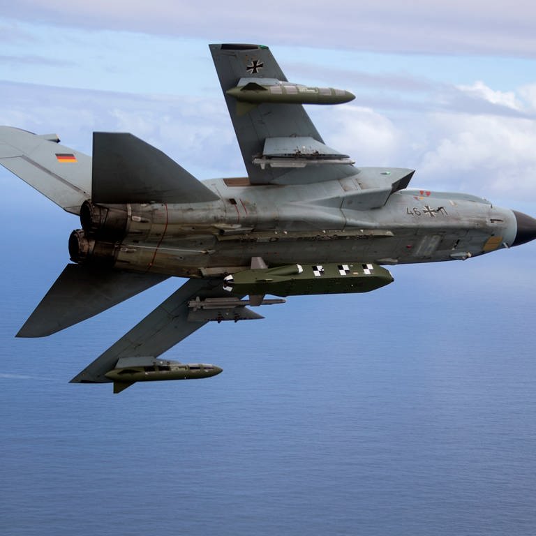 Die von der Bundeswehr herausgegebene Aufnahme zeigt einen Kampfjet Tornado IDS ASSTA 3.0, bestückt mit dem Lenkflugkörper Taurus, der im Rahmen der Übung «Two Oceans» fliegt.