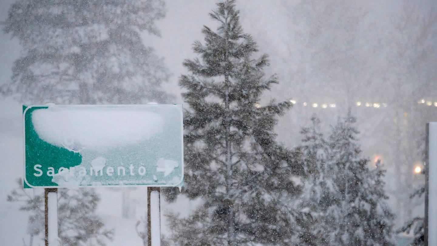 Ein Schild für die Interstate 80 in Richtung Westen ist mit Schnee bedeckt. (Foto: dpa Bildfunk, picture alliance/dpa/Bay Area News Group/AP | Jane Tyska)