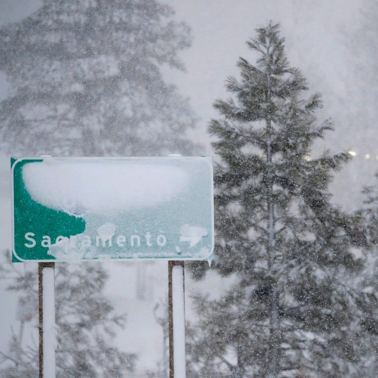 Ein Schild für die Interstate 80 in Richtung Westen ist mit Schnee bedeckt.