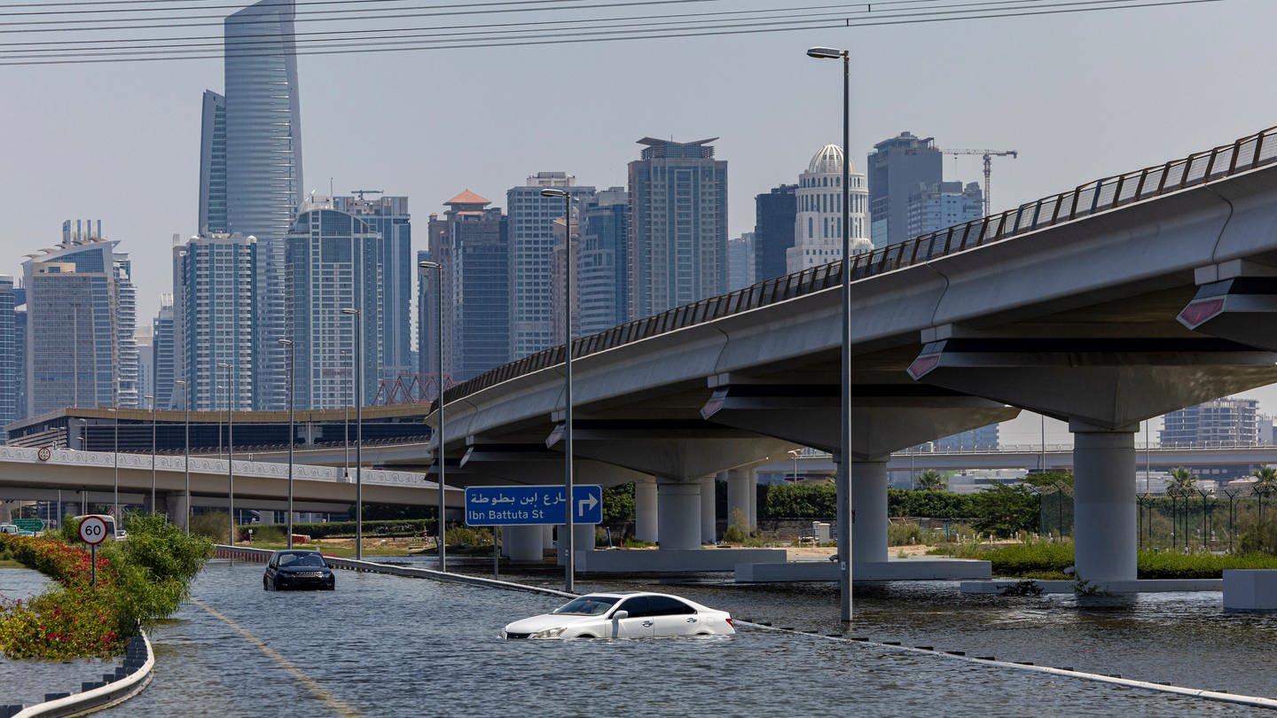 Überschwemmungen in Dubai (Foto: dpa Bildfunk, picture alliance/dpa/AP | Christopher Pike)