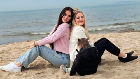 Ina und Vanessa von Coupleontour im Urlaub (Foto: Instagram @coupleontour)