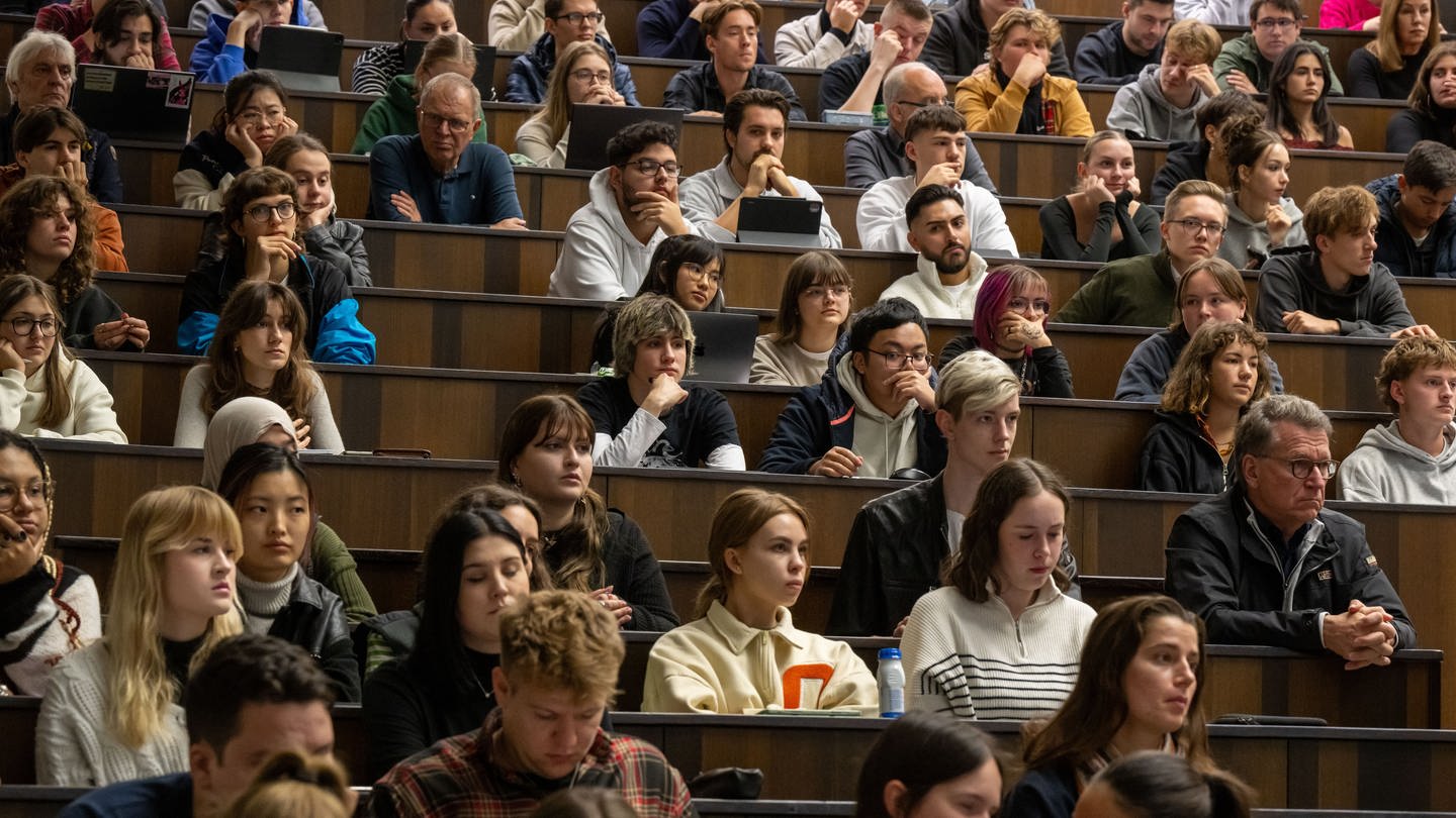 Studierende nehmen an der Einführungsveranstaltung im Audimax der Ludwig-Maximilians-Universität (LMU) teil. (Foto: dpa Bildfunk, picture alliance/dpa | Peter Kneffel)