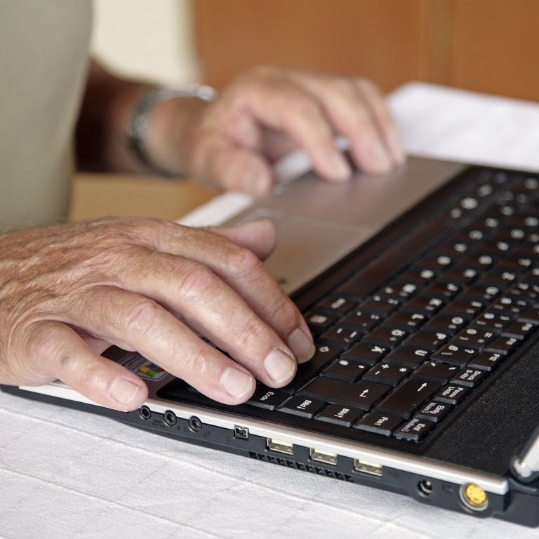 Ein Rentner sitzt in seiner Wohnung vor seinem Laptop und tippt. (Foto: dpa Bildfunk, (Symbolbild) picture alliance / dpa | Andreas Gebert)