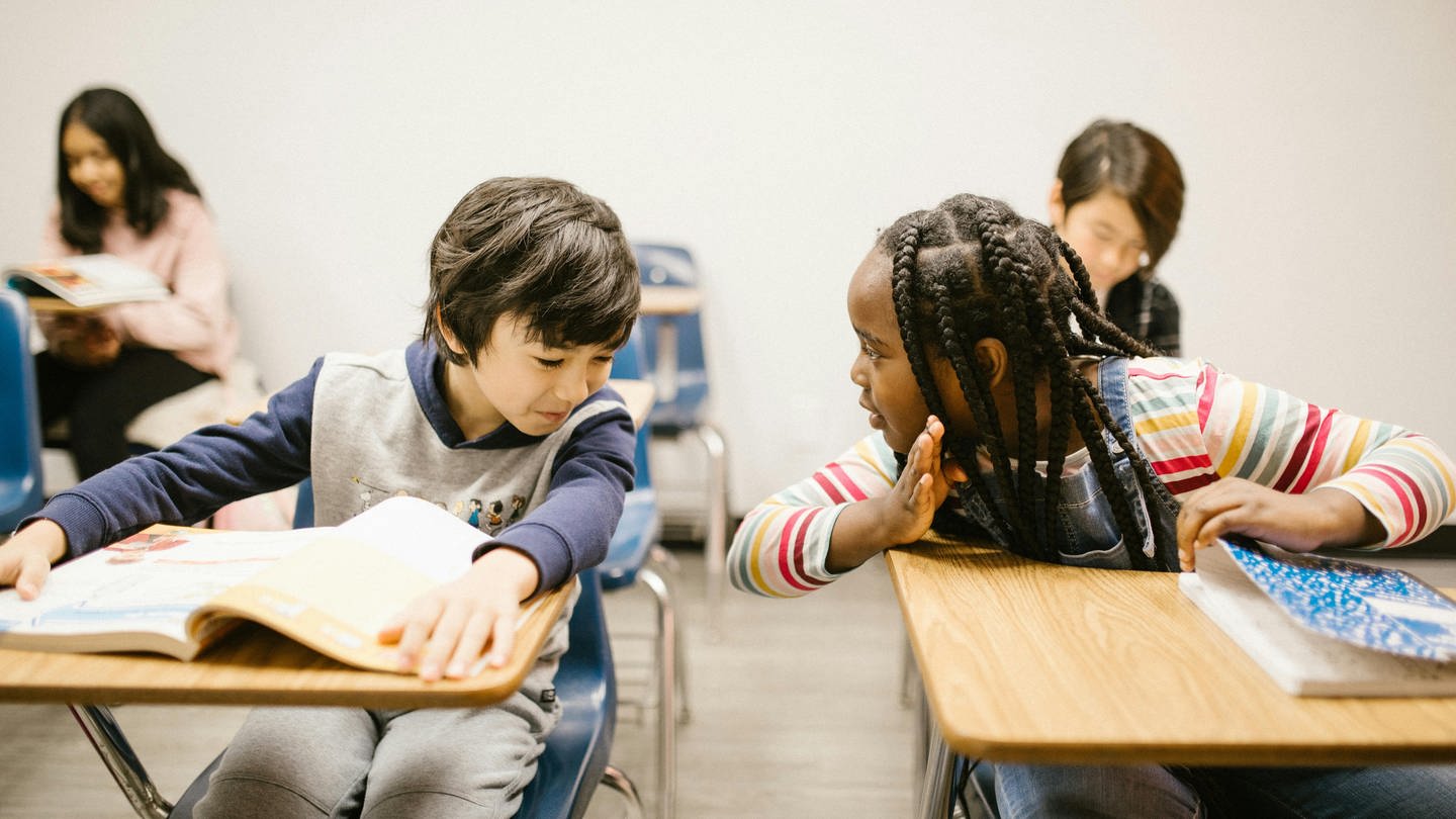 Zwei Kinder sitzen im Unterricht. (Foto: Pexels/RDNE Stock project)