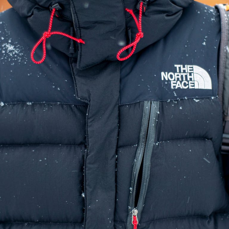 Eine Daunenjacke mit dem "The North Face"-Logo