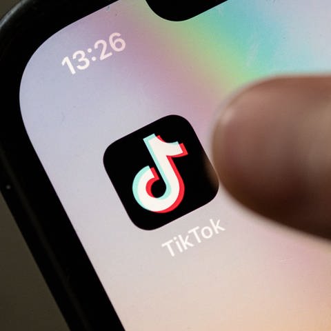 TikTok greift in den USA zu einer drastischen Aktion: Nutzer werden vor einem Verbot der App gewarnt und können per Knopfdruck ihre Abgeordneten anrufen. Deren Telefone stehen nicht still.