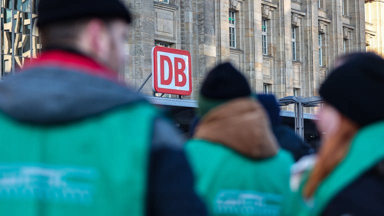 Streikende Lokführer stehen vor dem Leipziger Hauptbahnhof - GDL kündigt Wellenstreiks an (Foto: dpa Bildfunk, picture alliance/dpa | Jan Woitas)