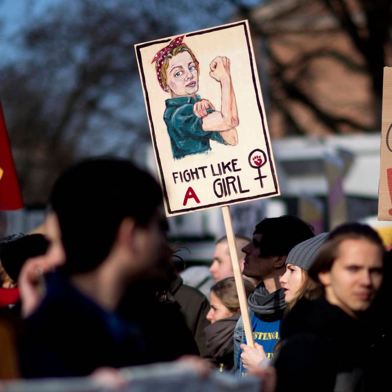Demonstranten mit Plakat Fight Like A Girl auf dem Internationalen Frauentag (Archivbild)