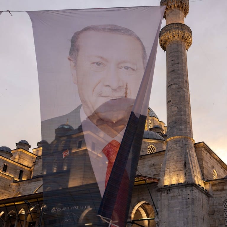 Plakate vom türkischen Präsident Erdoğan vor einer Mosche zur Kommunalwahl in der Türkei am 31. März.  (Foto: IMAGO, IMAGO / ZUMA Wire)