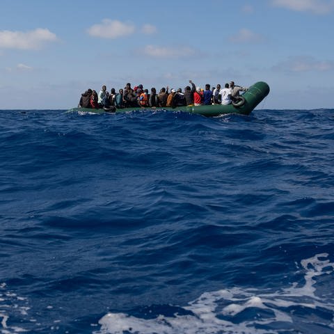 SYMBOLBILD: Ein Schlauchboot mit Flüchtlingen treibt auf dem Mittelmeer. Freiwillige Helfer der deutschen Organisation Sea-Eye haben im zentralen Mittelmeer etwas mehr als 60 Bootsmigranten aus Seenot gerettet.  (Foto: dpa Bildfunk, picture alliance/dpa/sea-eye | Camilla Kranzusch)