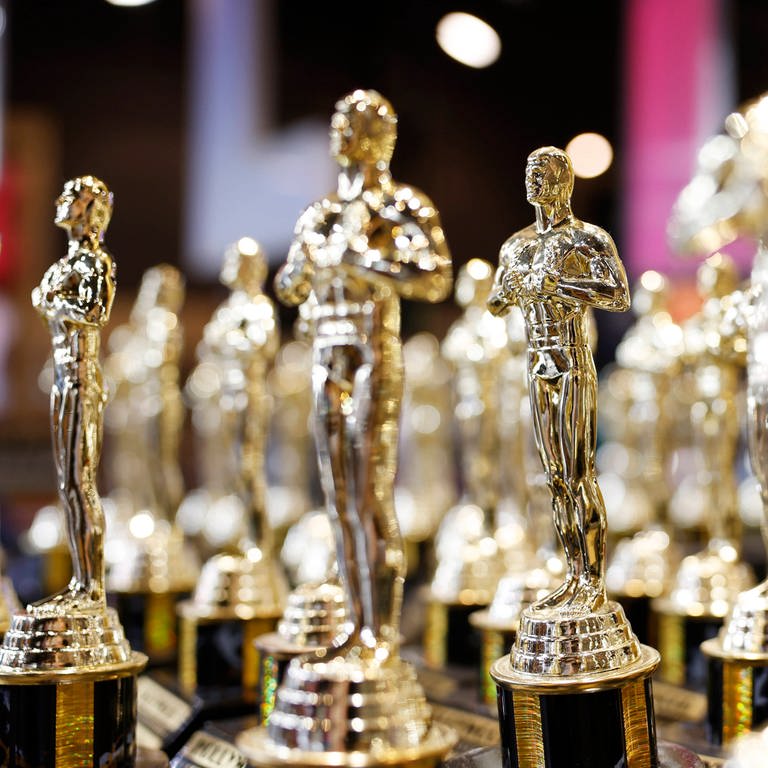 Goldene Oscar-Figuren: In der Nacht auf Montag werden die begehrten Filmpreise in Hollywood verliehen. Großer Favorit ist Oppenheimer. (Foto: IMAGO, IMAGO / UPI Photo)