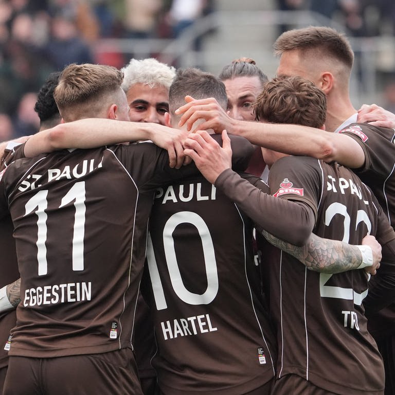 Paulis Spieler jubeln nach dem Treffer zum 2:0 im Spiel des FC St. Pauli gegen Hertha BSC Berlin. (Foto: dpa Bildfunk, picture alliance/dpa | Marcus Brandt)