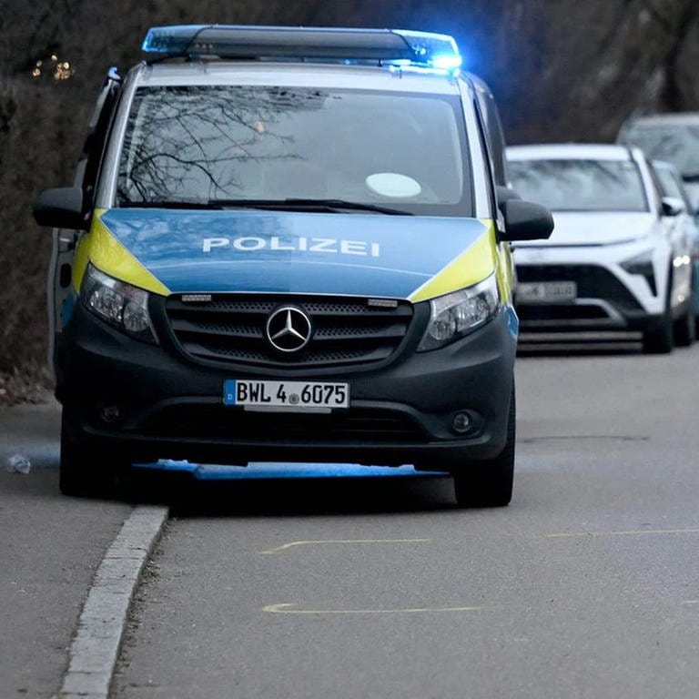 Ein Polizeiwagen steht in Ulm-Eselsberg. (Foto: Thomas Heckmann / NonstopNews)