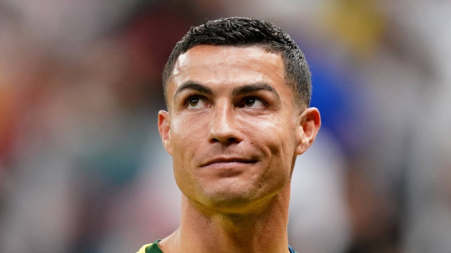 Cristiano Ronaldo hat sich für seine provokante Geste entschuldigt. (Foto: IMAGO, IMAGO / PA Images)