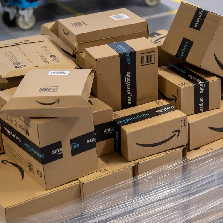 Wenn du auf Amazon bestellst, musst du bald schneller entscheiden, ob du die Sachen behalten willst. Das Unternehmen verkürzt die Rückgabefrist.