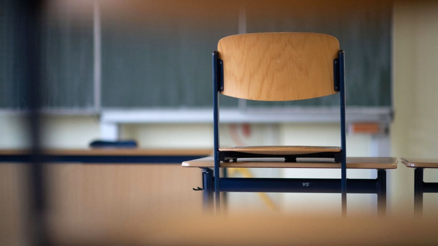 Ein Stuhl steht in einem Klassenzimmerauf einem Tisch. Ein Lehrer aus Cottbus wird verdächtigt, einen Schüler verletzt zu haben. Laut Berichten wird gegen ihn wegen Rassismus-Verdacht ermittelt. (Foto: dpa Bildfunk, picture alliance/dpa | Marijan Murat)