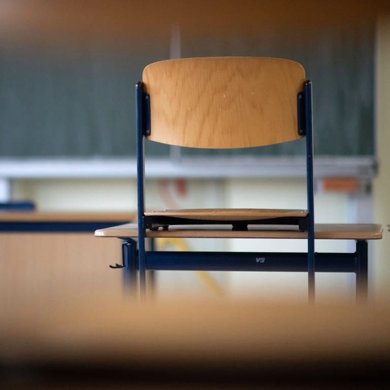 Ein Stuhl steht in einem Klassenzimmerauf einem Tisch. Ein Lehrer aus Cottbus wird verdächtigt, einen Schüler verletzt zu haben. Laut Berichten wird gegen ihn wegen Rassismus-Verdacht ermittelt. (Foto: dpa Bildfunk, picture alliance/dpa | Marijan Murat)