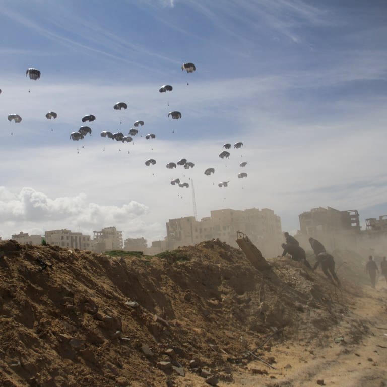 Die US-Luftwaffe wirft humanitäre Hilfe für Palästinenser im Gazastreifen ab. (Foto: dpa Bildfunk, picture alliance/dpa/AP | Mahmoud Essa)