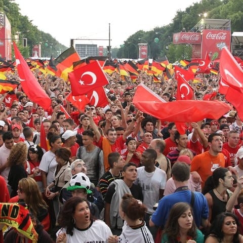 Deutsche und türkische Fans beim Public Viewing auf der Fanmeile in Berlin. (Foto: IMAGO, Olaf Wagner)
