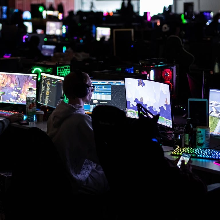 Mehrere Besucher sitzen vor Computerbildschirmen auf einer LAN-Party in den Messehallen und spielen verschiedene Spiele. Die «DreamHack» ist ein Gaming-Event mit E-Sport Turnieren und findet vom 15. bis 18. Dezember in Hannover statt.