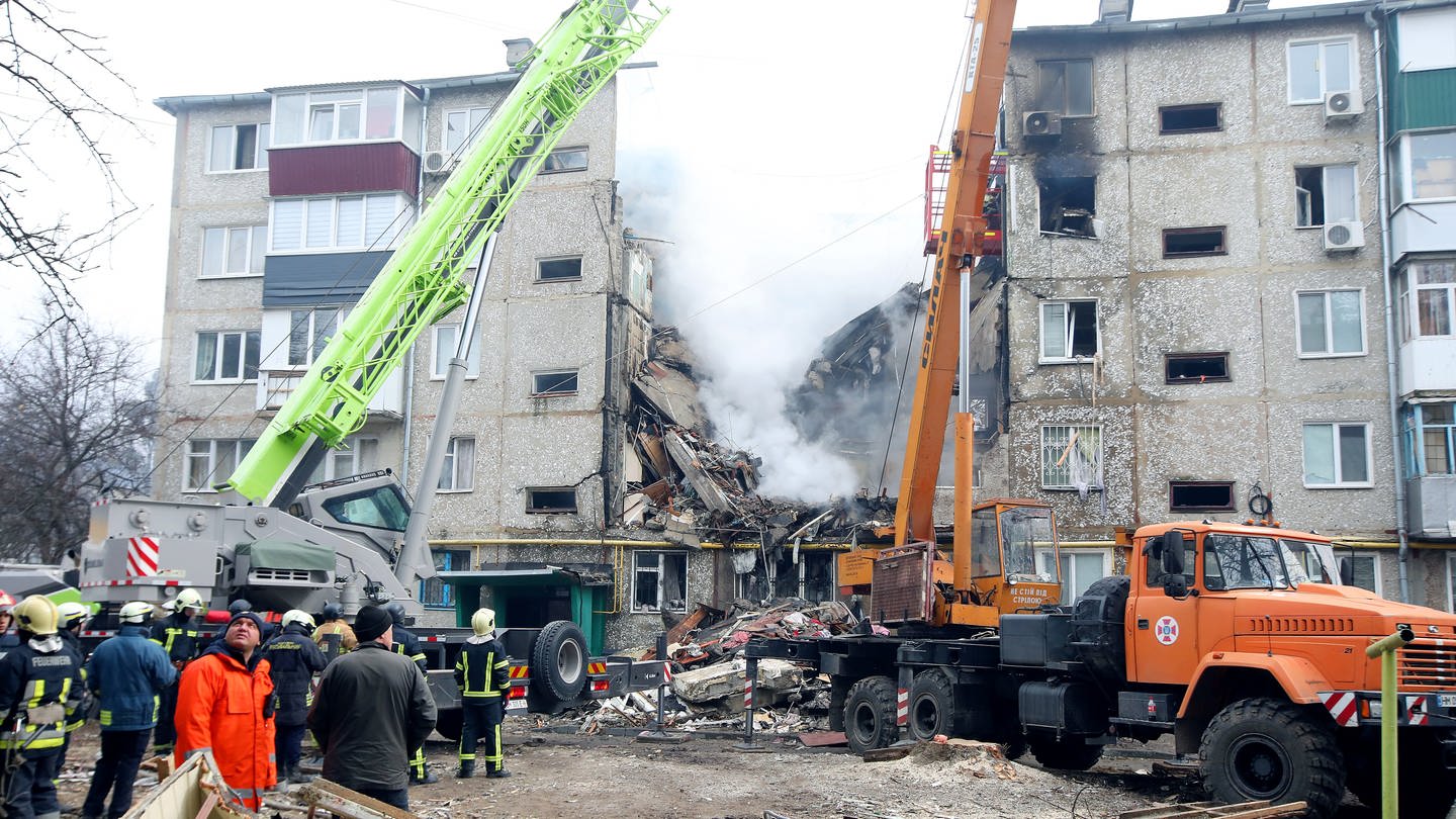Feuerwehrleute suchen mit Spezialwerkzeugen nach Menschen unter den Trümmern eines fünfstöckigen Wohnhauses, das bei einem russichen Angriff mit einer Einwegdrohnen Typ Shahed zerstört wurde. (Foto: dpa Bildfunk, picture alliance/dpa/https://photonew.ukrinform.com/ Ukrinform | --)