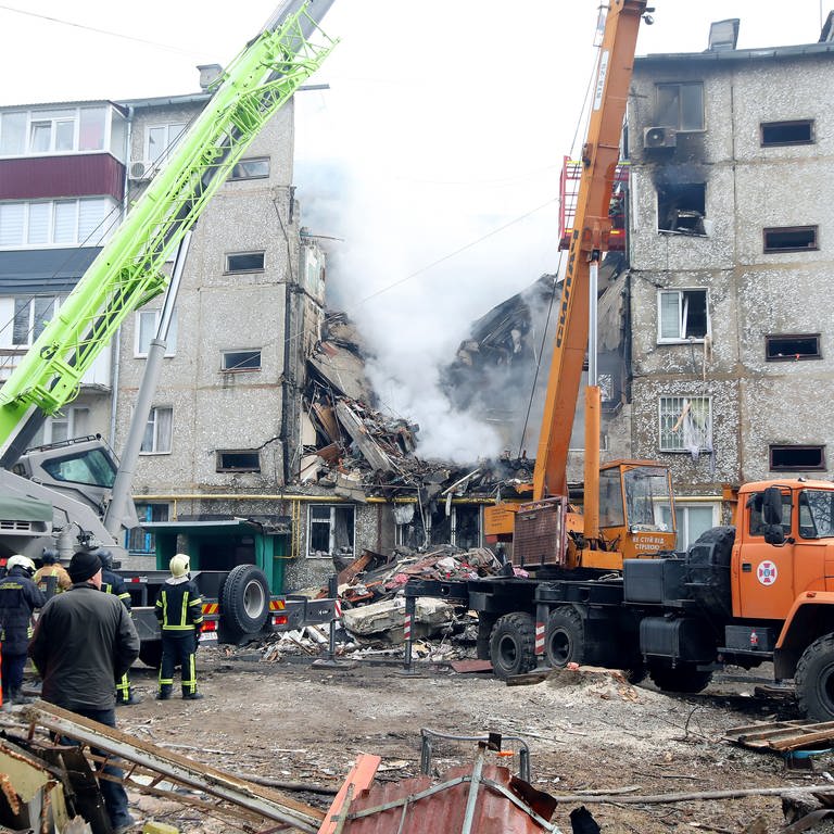 Feuerwehrleute suchen mit Spezialwerkzeugen nach Menschen unter den Trümmern eines fünfstöckigen Wohnhauses, das bei einem russichen Angriff mit einer Einwegdrohnen Typ Shahed zerstört wurde.