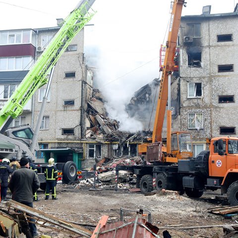 Feuerwehrleute suchen mit Spezialwerkzeugen nach Menschen unter den Trümmern eines fünfstöckigen Wohnhauses, das bei einem russichen Angriff mit einer Einwegdrohnen Typ Shahed zerstört wurde. (Foto: dpa Bildfunk, picture alliance/dpa/https://photonew.ukrinform.com/ Ukrinform | --)