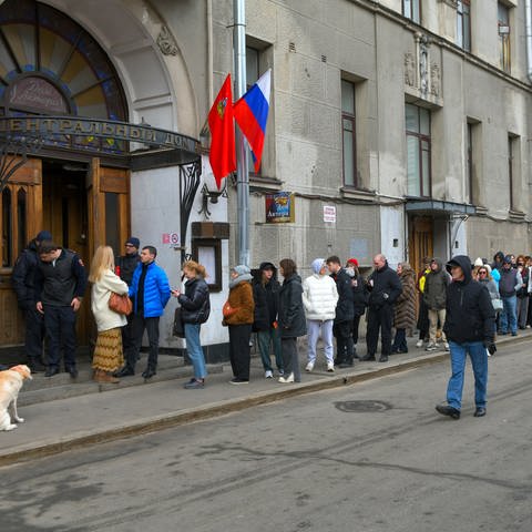 Präsidentschaftswahl in Russland: Wähler stehen um 12 Uhr Ortszeit vor einem Wahllokal Schlange, um zu protestieren.