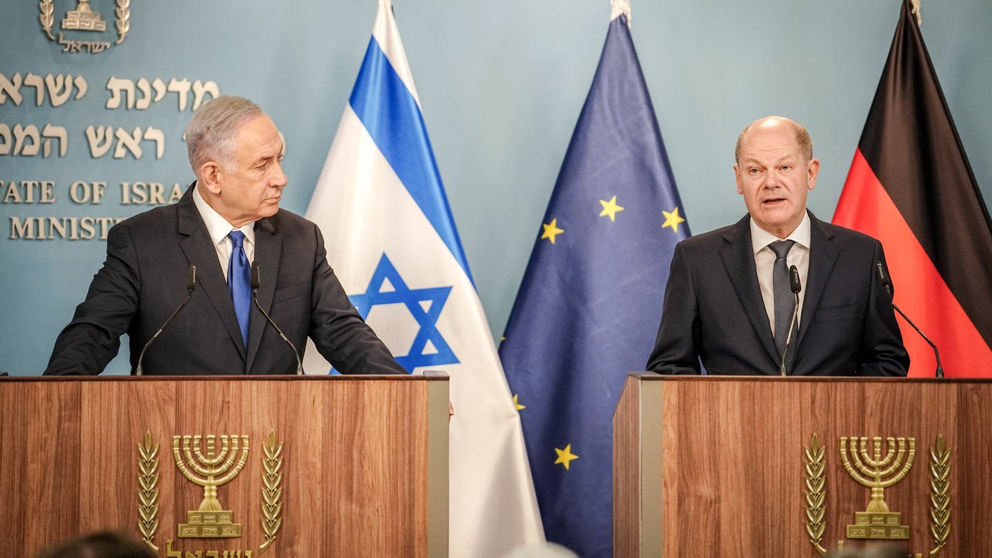 Bundeskanzler Olaf Scholz (SPD) und Benjamin Netanjahu (l), Ministerpräsident von Israel, geben ein Pressestatement. (Foto: dpa Bildfunk, picture alliance/dpa | Kay Nietfeld)