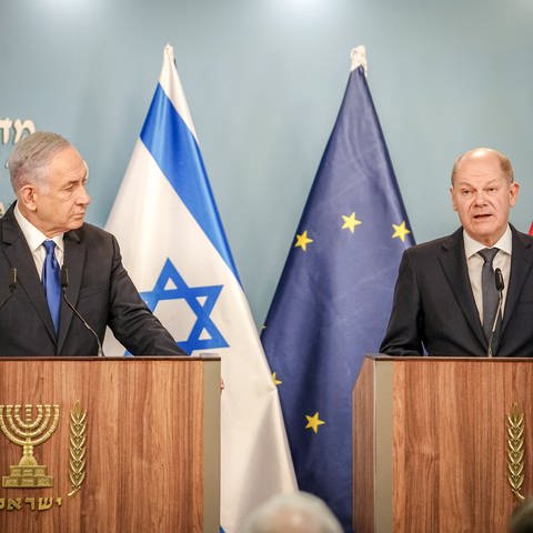 Bundeskanzler Olaf Scholz (SPD) und Benjamin Netanjahu (l), Ministerpräsident von Israel, geben ein Pressestatement.