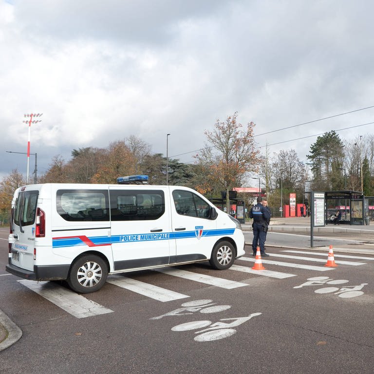 Bei einem Polizeieinsatz in einem Vorort von Paris ist ein 18-Jähriger gestorben. Jetzt gibt es heftige Ausschreitungen. (Symbolbild) (Foto: IMAGO, IMAGO / MAXPPP)