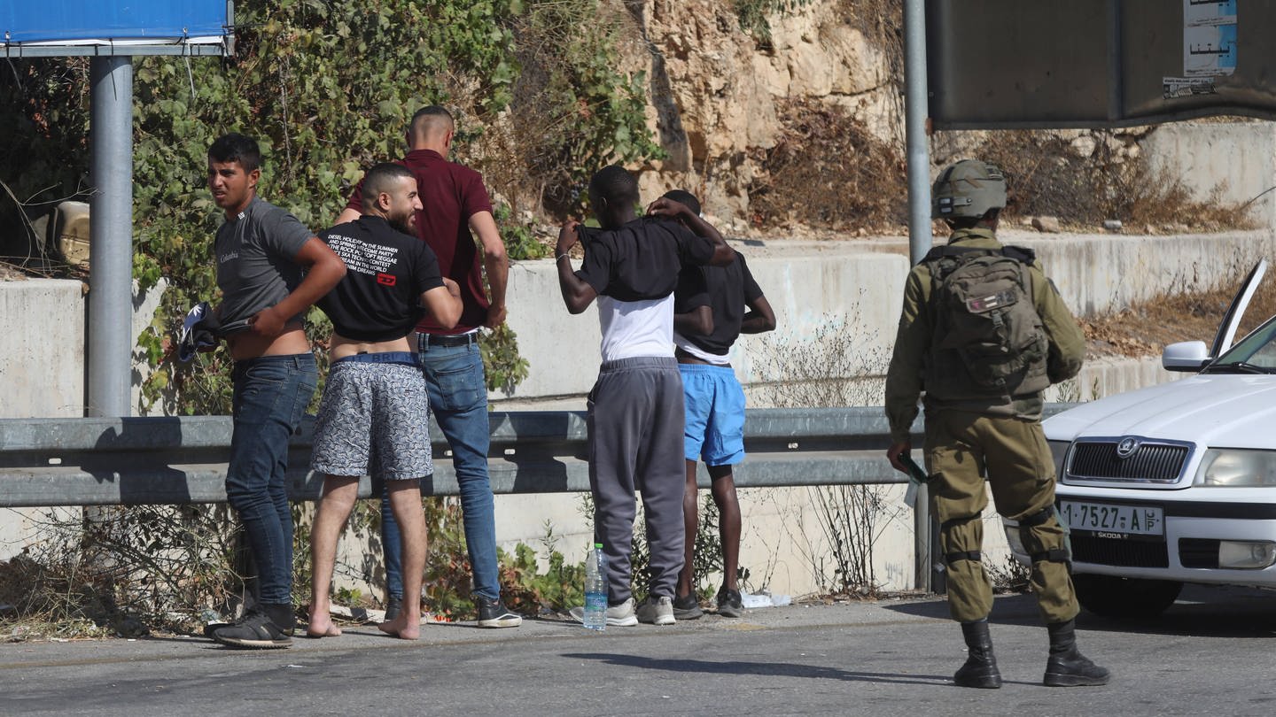 Israelische Soldaten mit Palästinensern im Westjordanland (Foto: IMAGO, IMAGO / APAimages)