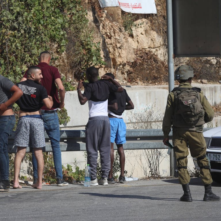 Israelische Soldaten mit Palästinensern im Westjordanland