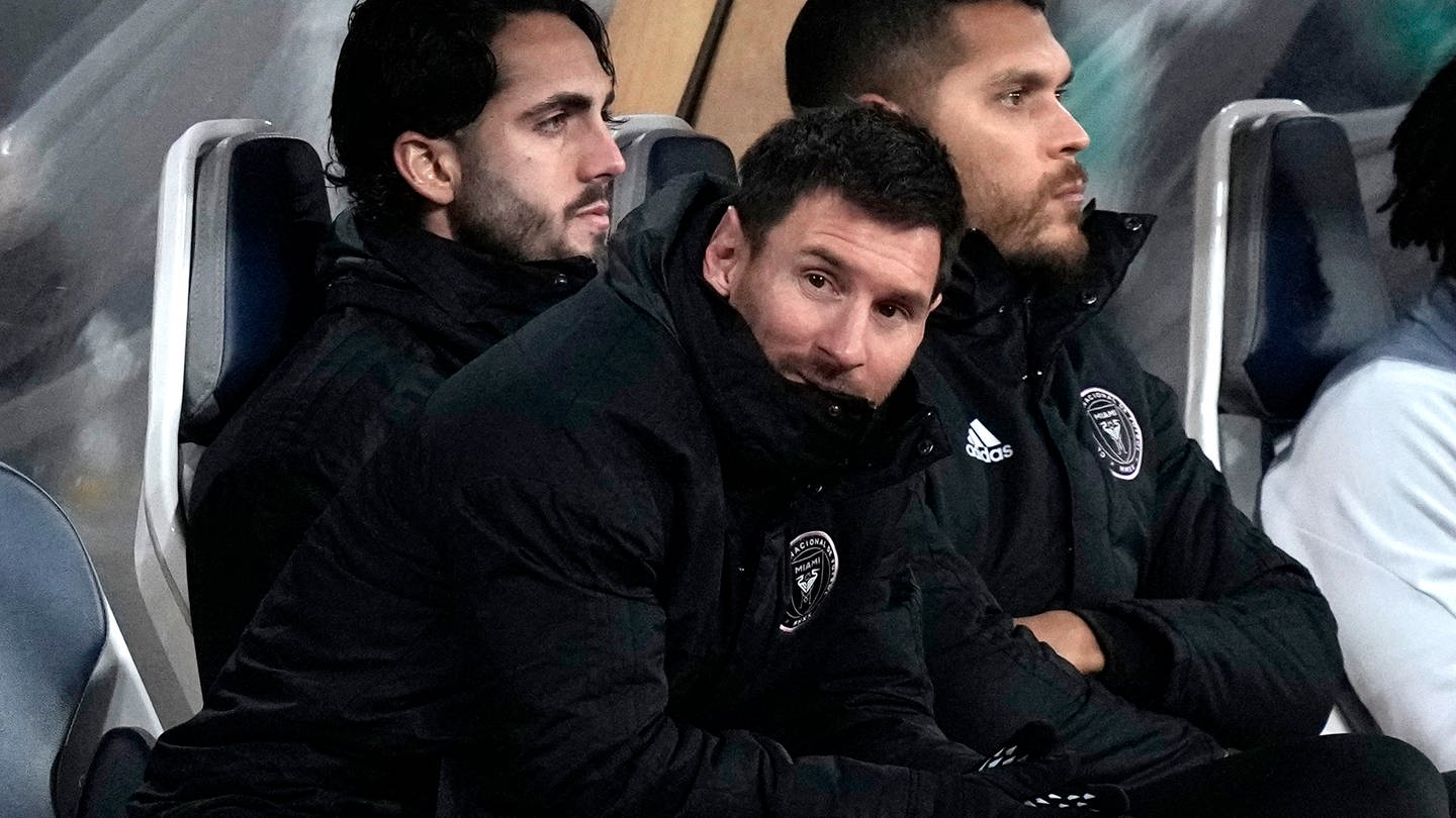 Fußball: Freundschaftsspiele, Vissel Kobe - Inter Miami: Lionel Messi von Inter Miami (l) sitzt während des Spiels auf der Bank. (Foto: dpa Bildfunk, picture alliance/dpa/AP | Eugene Hoshiko)