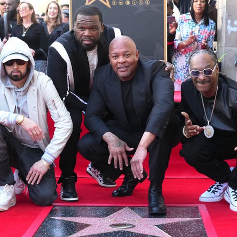 Eminem (l-r), 50 Cent, Dr. Dre und Snoop Dogg, Rapper aus den USA, nehmen an einer Zeremonie teil, bei der Dr. Dre mit einem Stern auf dem Hollywood Walk of Fame geehrt wird. (Foto: dpa Bildfunk, picture alliance/dpa/Invision | Jordan Strauss)