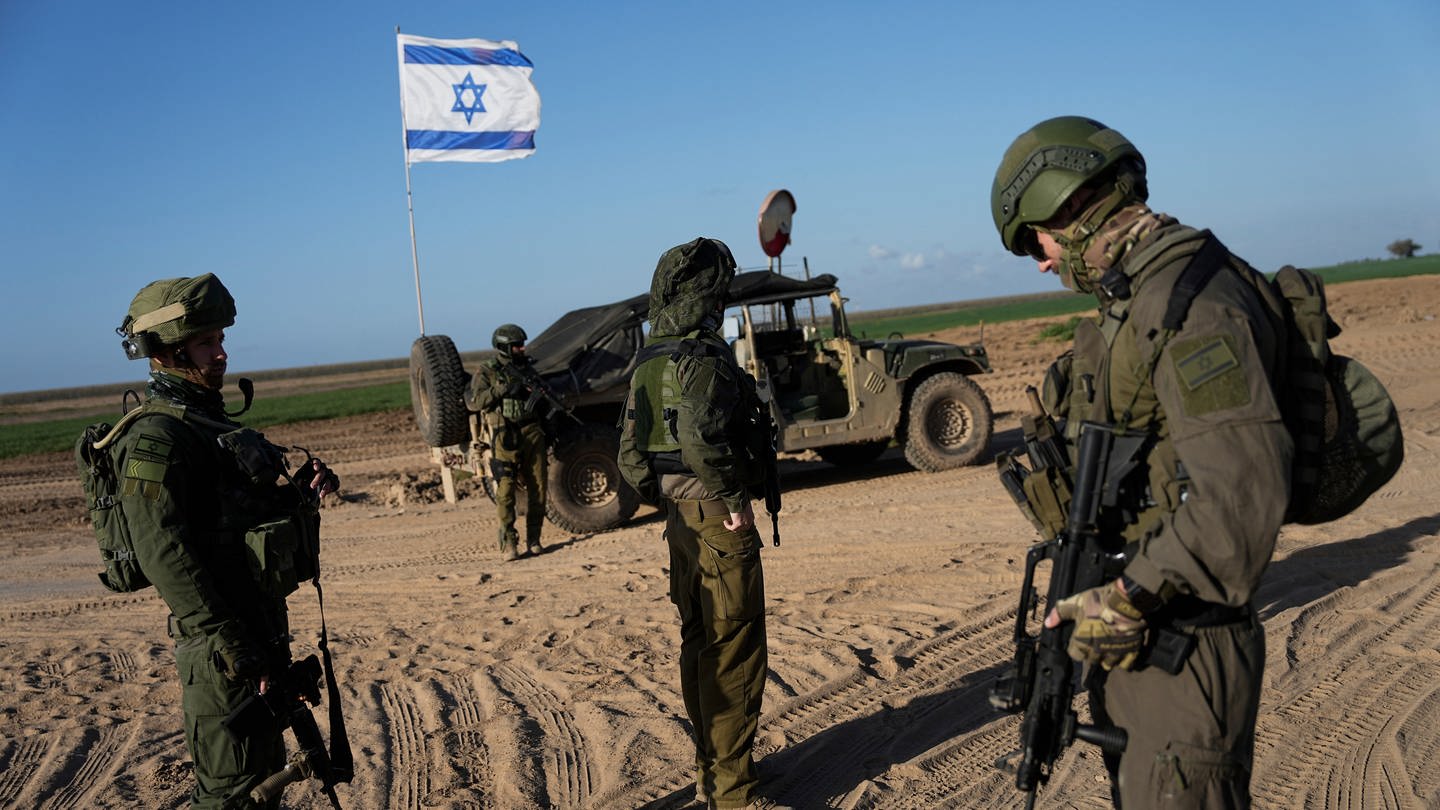 Israelische Soldaten stehen in der Nähe der Grenze zum Gazastreifen im Süden Israels. (Foto: dpa Bildfunk, picture alliance/dpa/AP | Ohad Zwigenberg)