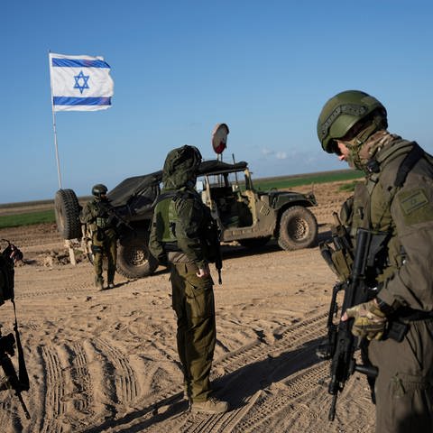Israelische Soldaten stehen in der Nähe der Grenze zum Gazastreifen im Süden Israels.