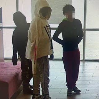 Eine Überwachungskamera hat drei Jungs aufgezeichnet, die eine Bank in Texas überfallen haben sollen (Foto: FBI Houston/ X)