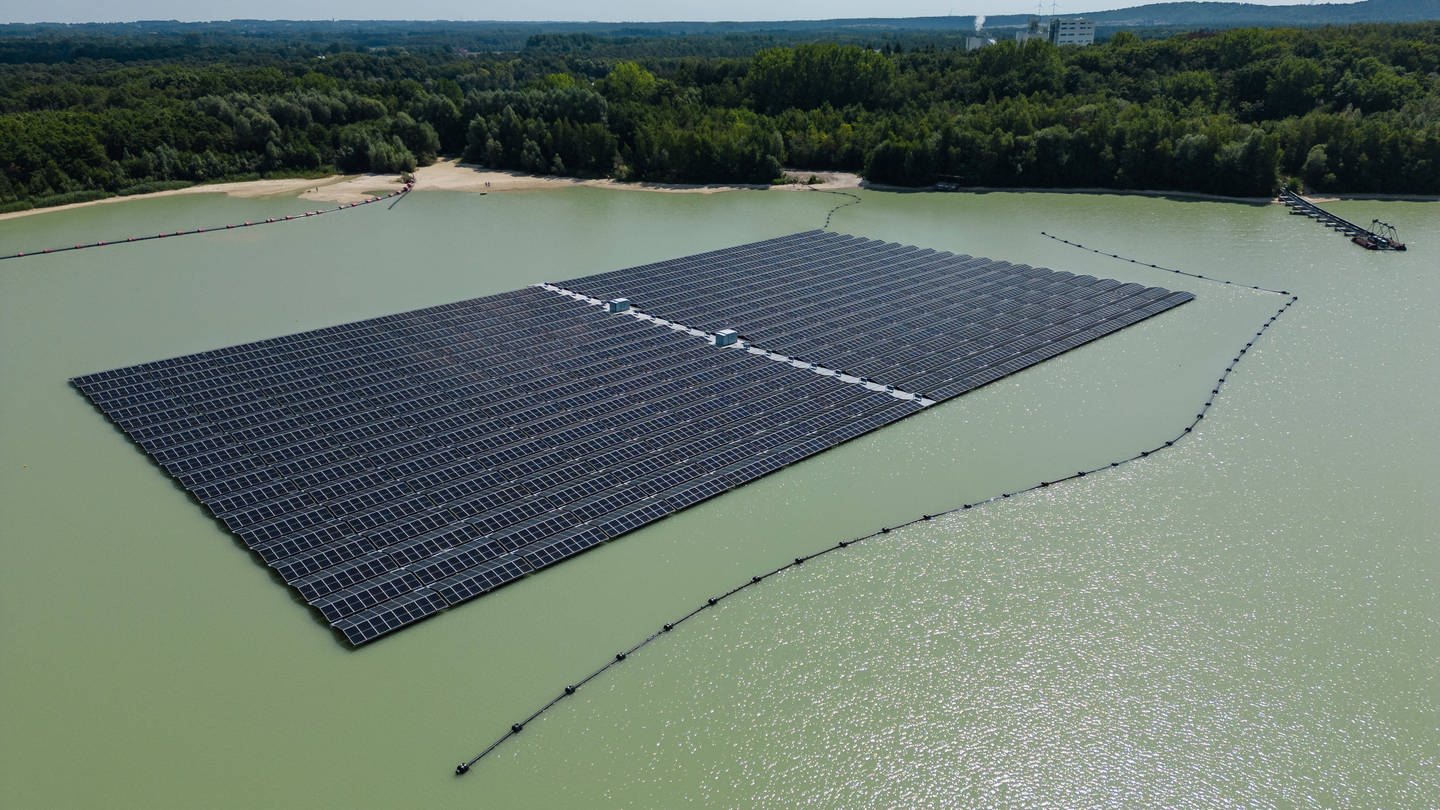 Grösste schwimmende Solaranlage Deutschlands in Haltern, NRW (Foto: IMAGO, IMAGO / Zoonar)