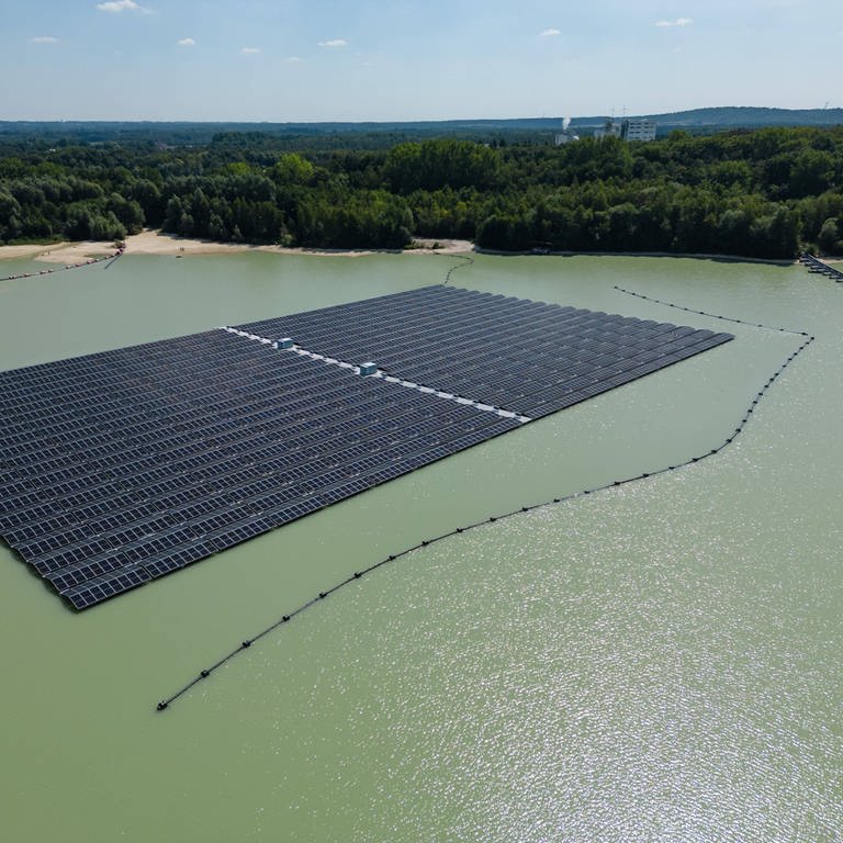 Grösste schwimmende Solaranlage Deutschlands in Haltern, NRW (Foto: IMAGO, IMAGO / Zoonar)