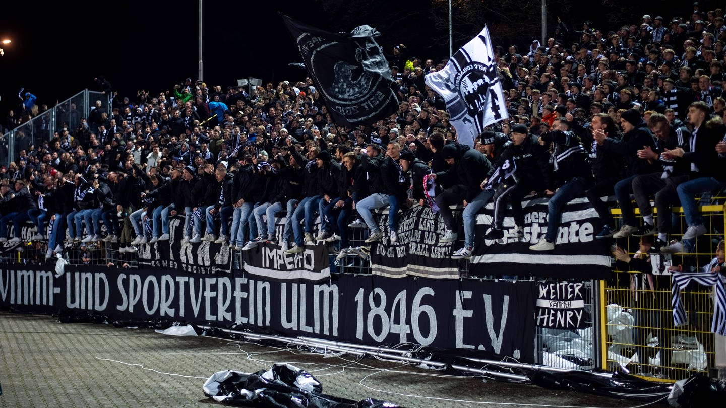 Ulmer Fans feiern den Sieg des SSV Ulm gegen Sandhausen (Foto: IMAGO, IMAGO / Eibner)