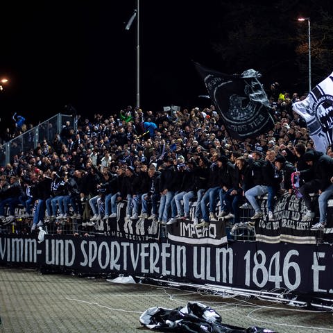 Ulmer Fans feiern den Sieg des SSV Ulm gegen Sandhausen