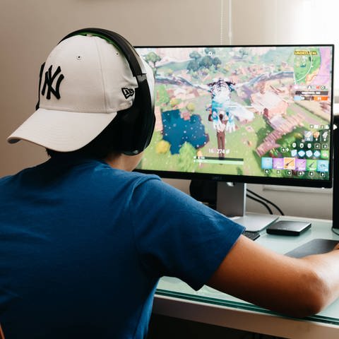 Symbolbild Gaming: Teenager spielt Fortnite auf einem PC