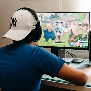 Symbolbild Gaming: Teenager spielt Fortnite auf einem PC (Foto: IMAGO, IMAGO / Zoonar)