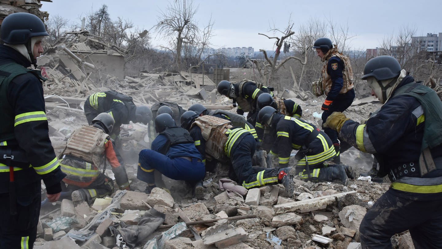 Ukrainische Rettungskräfte räumen die Trümmer am Ort eines russischen Luftangriffs. Russland hat die Ukraine mit einem großflächigen Raketenangriff überzogen. (Foto: dpa Bildfunk, picture alliance/dpa/AP | Andriy Andriyenko)